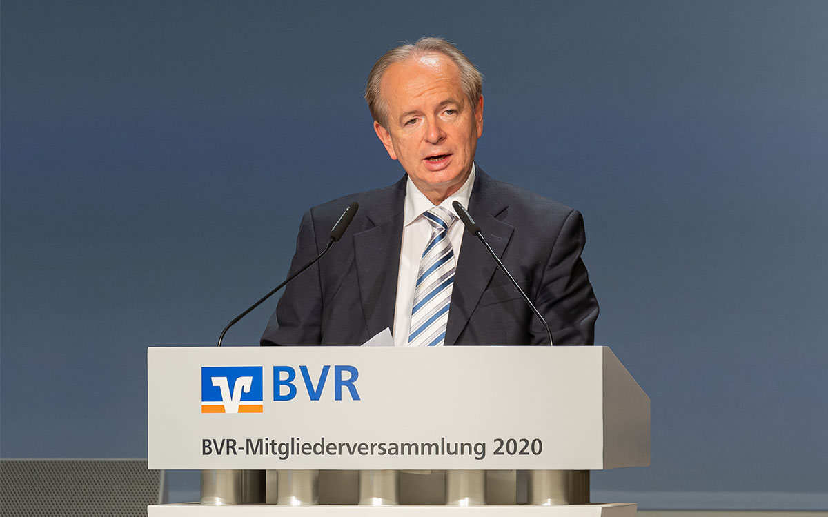 BVR-Mitgliederversammlung, 25. November, Berlin: Gerhard Hofmann stellte das verbundübergreifende BVR-Projekt „Nachhaltige Finanzen“ vor und zeigte Ansätze auf, wie das Thema „Sustainable Finance“ in der Praxis umgesetzt werden kann.