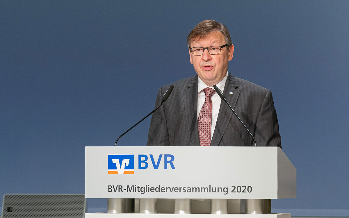 BVR-Vorstand Dr. Andreas Martin berichtete auf der BVR-Mitgliederversammlung Ende November in Berlin unter anderem von den Fortschritten der Digitalisierungsinitiative und von den hybriden Arbeitsformen des BVR im Zuge der Pandemie und ihrer Einschränkungen. Dank einer neuen IT-Infrastruktur sei der BVR auch in dieser schwierigen Zeit in der Lage, uneingeschränkt für seine Mitglieder da zu sein, konstatierte Martin.
