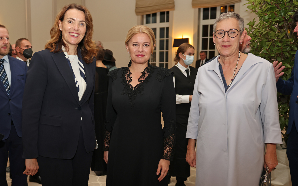 Anfang Oktober 2021, Verleihung des renommierten Karlspreises in Aachen: BVR-Präsidentin Marija Kolak (links) gemeinsam mit der Präsidentin der Slowakei, Zuzana Čaputová, und Sibylle Keupen, Oberbürgermeisterin der Stadt Aachen (rechts).