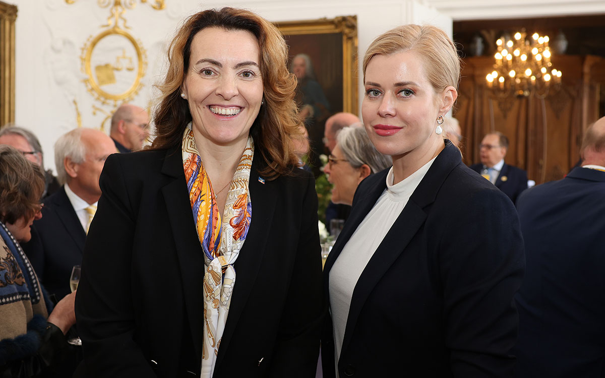 Verleihung des Karlspreises, Ende Mai in Aachen: BVR-Präsidentin Marija Kolak (links) zusammen mit der belarussischen Bürgerrechtlerin Veronica Tsepkalo.