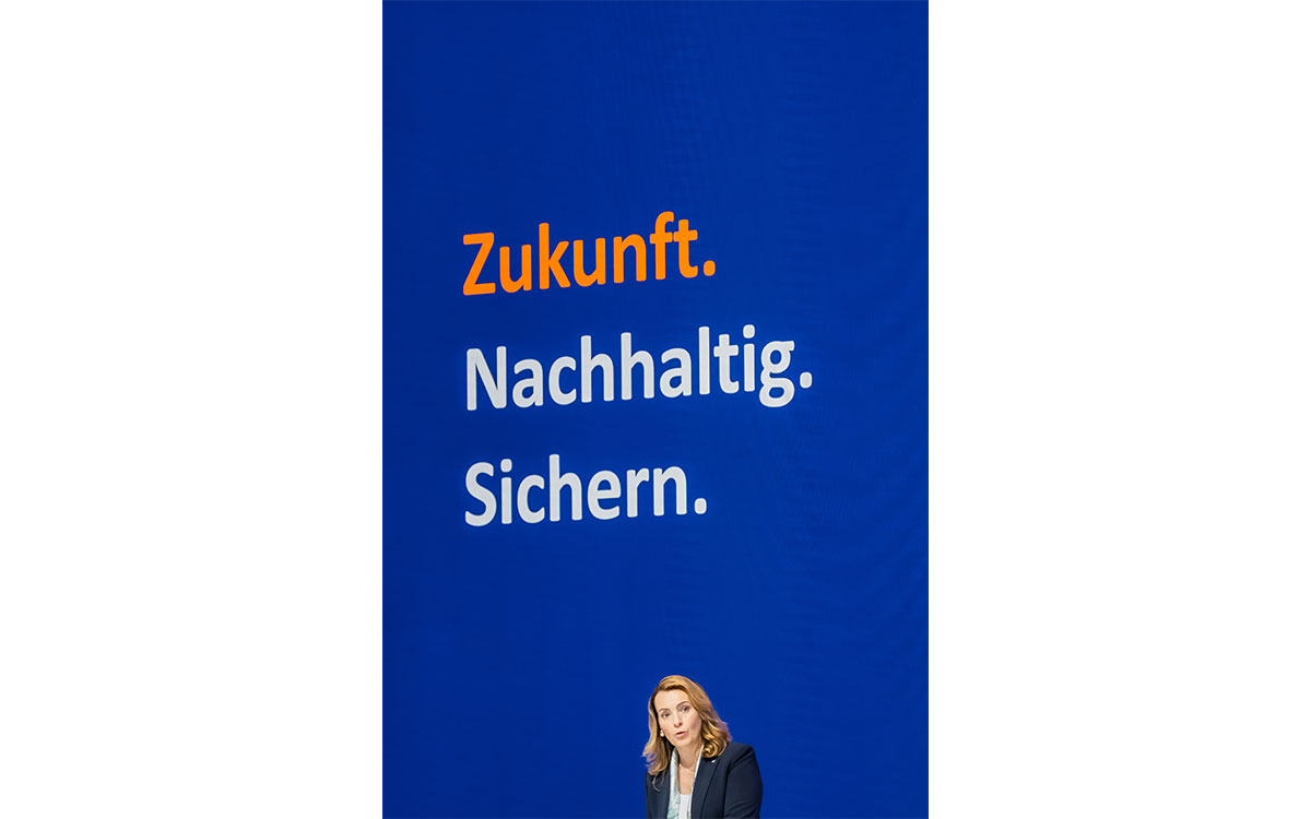 Zukunft. Nachhaltig. Sichern. Dieser Dreiklang war nicht nur das Motto der 78. Bankwirtschaftlichen Tagung des BVR im Juni 2023 in Berlin, er bildete auch die Klammer für viele Themen, denen sich der BVR gemeinsam mit seinen Mitgliedsinstituten im vergangenen Jahr stellte. Auch im laufenden Jahr und vermutlich darüber hinaus werden diese Themen eine zentrale Rolle für die Genossenschaftsbanken im Allgemeinen und für den BVR im Speziellen spielen.<br><br>Foto: Marius Schwarz