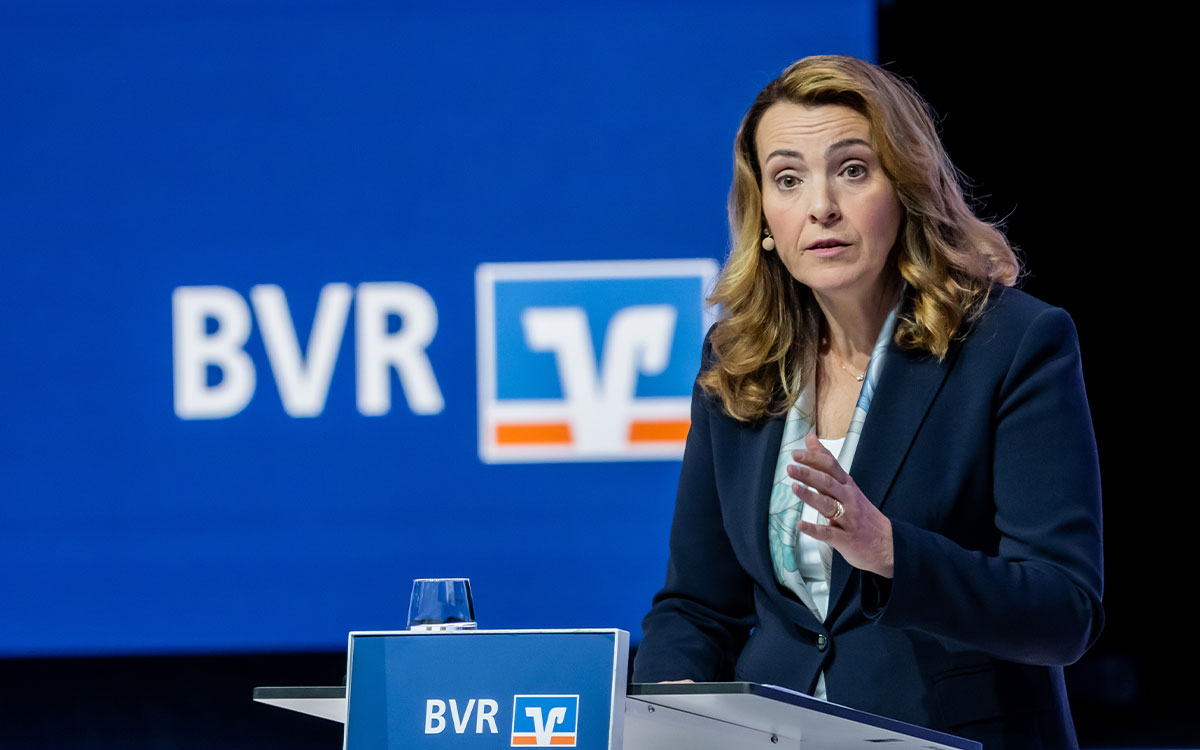 Für mehr Mut zur Freiheit und zur Wahrung von Gestaltungsspielräumen machte sich BVR-Präsidentin Marija Kolak in ihrer Eröffnungsrede zur 78. Bankwirtschaftlichen Tagung im Juni 2023 in Berlin stark. Nur so könne es gelingen, die Herausforderungen von morgen zu meistern, unterstrich sie vor rund 1.000 Zuhörerinnen und Zuhörern mit Blick auf Regulierung, Gesetzesvorhaben und Zukunftsthemen.<br><br>Foto: Marius Schwarz