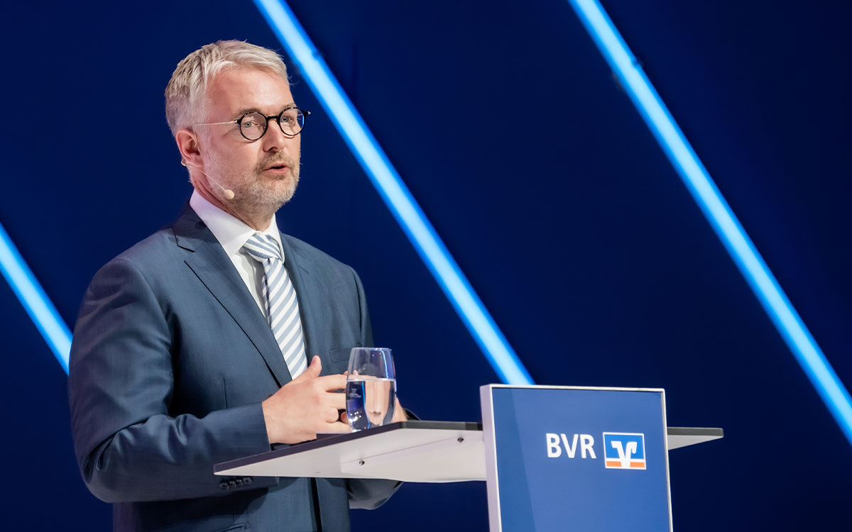 BVR-Vorstand Daniel Quinten blickte in seiner Rede auf der 78. Bankwirtschaftlichen Tagung im Juni 2023 in Berlin auf die stabile und wandlungsfähige Rolle der Sicherungseinrichtung. „Sie können dabei sicher sein, dass wir alles tun, um unser bewährtes System zu erhalten“, versicherte er unter großem Applaus den Zuhörerinnen und Zuhörern mit Blick auf aktuelle Diskussionen um und Vorhaben zu den Sicherungssystemen in Europa.<br><br>Foto: Marius Schwarz