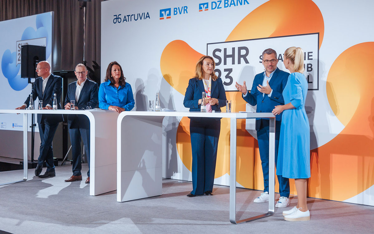 Strategie Hub Regional 2023: BVR-Präsidentin Marija Kolak und BVR-Vorständin Tanja Müller-Ziegler (beide Mitte) gemeinsam mit dem Vorstandsvorsitzenden der DZ BANK Dr. Cornelius Riese, dem derzeitigen Vorstandsvorsitzenden des Baden-Württembergischen Genossenschaftsverbands Dr. Roman Glaser, dem Vorstandssprecher der Atruvia AG Ulrich Coenen und Moderatorin Alexandra von Lingen (von links nach rechts) auf der Main Stage.<br><br>Foto: Jürgen Heuser-Munich