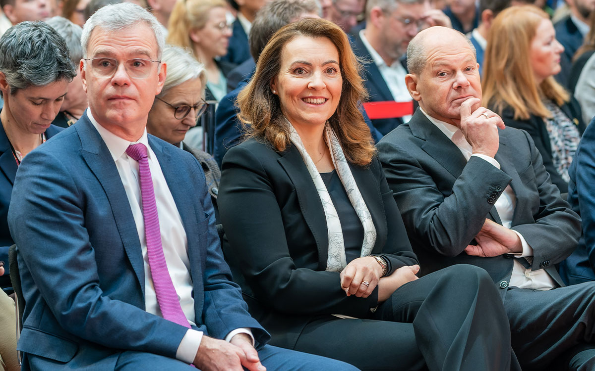 Verleihung der „Großen Sterne des Sports“ 2023, Anfang 2024 in Berlin: Bundeskanzler Olaf Scholz, BVR-Präsidentin Marija Kolak und DZ-BANK-Vorstand Dr. Christian Brauckmann.<br><br>Foto: Marius Schwarz