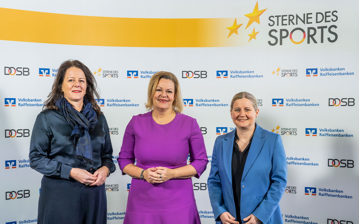 Verleihung der „Großen Sterne des Sports“ 2023, Anfang 2024 in Berlin: BVR-Vorständin Tanja Müller-Ziegler (links) mit Bundesinnenministerin Nancy Faeser und Kerstin Holze, Vizepräsidentin des Deutschen Olympischen Sportbundes (rechts).<br><br>Foto: Marius Schwarz