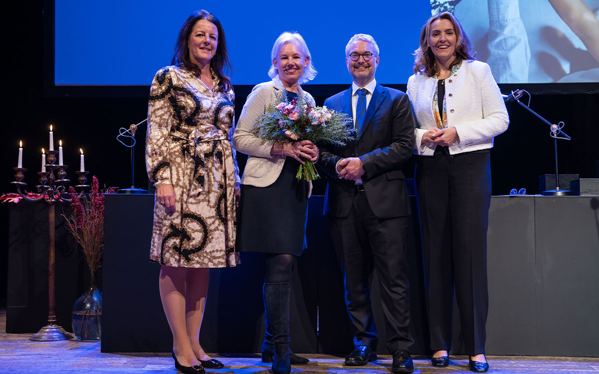 Blickpunkt Europa: Der gesamte BVR-Vorstand um Präsidentin Marija Kolak (rechts), Tanja Müller-Ziegler (links) und Daniel Quinten zusammen mit Rednerin Alexandra Jour-Schröder, stellvertretende Generaldirektorin für Finanzen und Kapitalmarktunion der Europäischen Kommission auf dem Parlamentarischen Abend Mitte November 2023 in Brüssel.<br><br>Foto: Zacarias Garcia