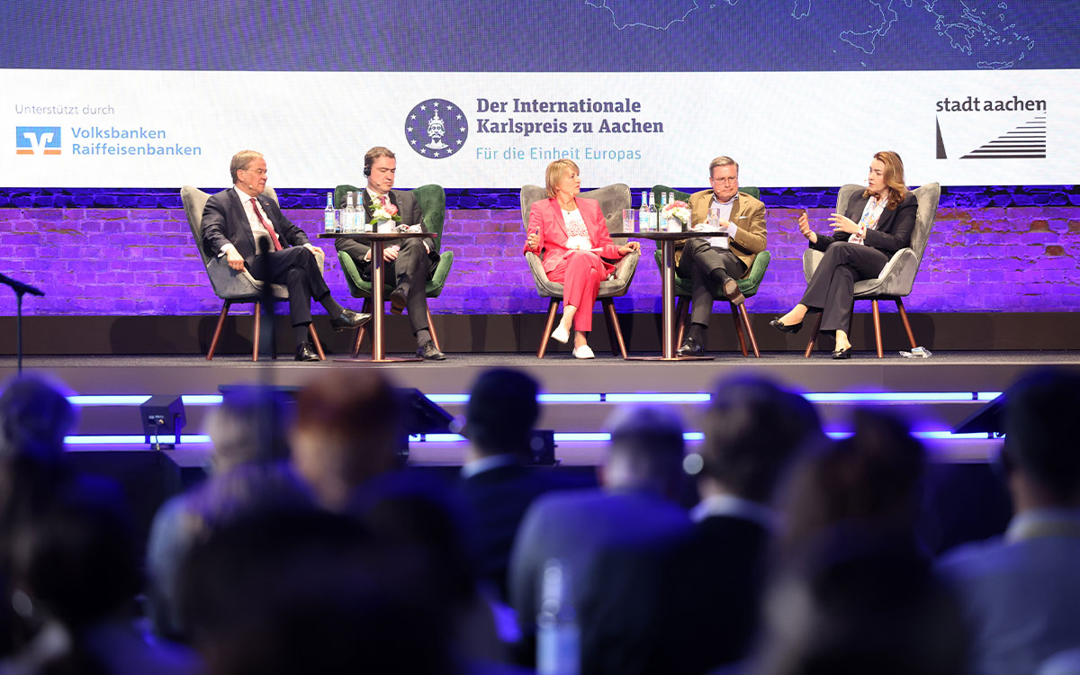 Europa-Forum vor der Verleihung des Karlspreises Mitte Mai 2023 in Aachen: BVR-Präsidentin Marija Kolak zählte mit zu den Diskutantinnen und Diskutanten. Mit auf dem Podium: Armin Laschet, Vizepräsident der Parlamentarischen Versammlung des Europarats, Taavi Rõivas, ehemaliger Premierminister der Republik Estland, und Boris von Chlebowski, Mitglied der Geschäftsführung von Accenture.<br><br>Foto: Andreas Steindl