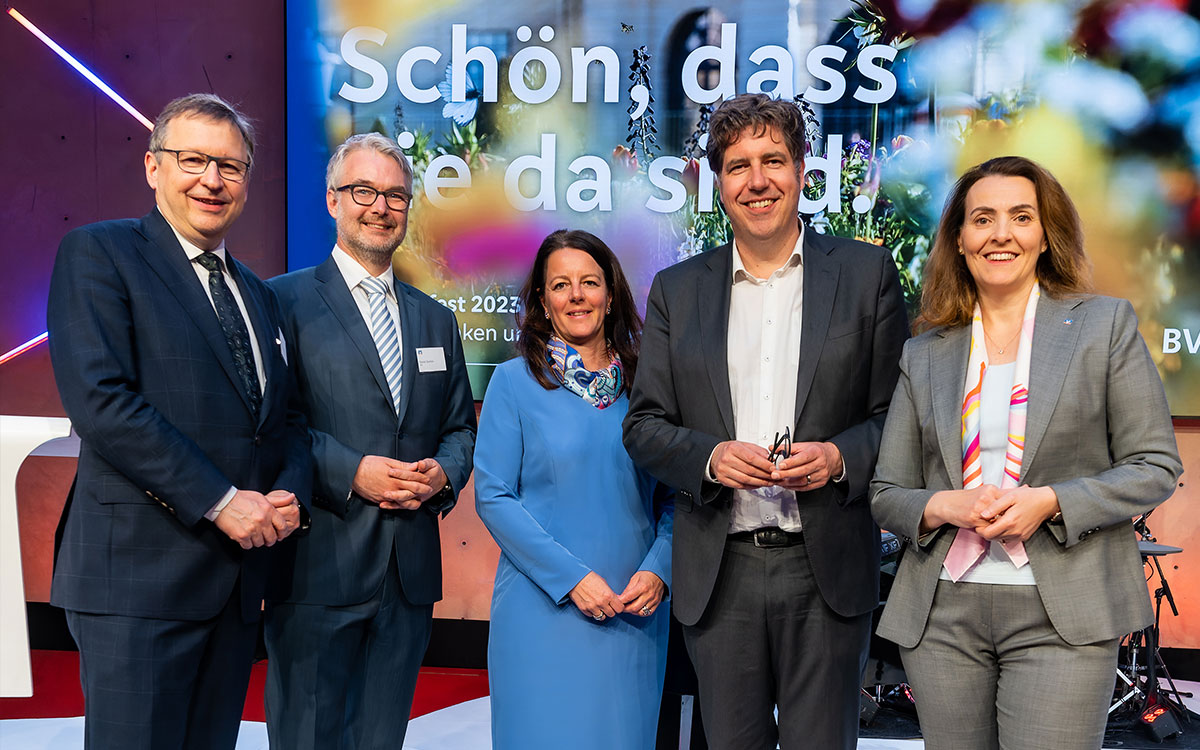 „Schön, dass Sie da sind.“ – Frühlingsfest des BVR: Der derzeitige BVR-Vorstand um Präsidentin Marija Kolak, Tanja Müller-Ziegler, Dr. Andreas Martin und Daniel Quinten hieß Michael Kellner, Parlamentarischer Staatssekretär im Bundesministerium für Wirtschaft und Klimaschutz, willkommen.<br><br>Foto: Marius Schwarz