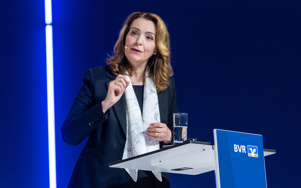 Die Basis für eine erfolgreiche Wirtschaft sei vorhanden, machte BVR-Präsidentin Marija Kolak auf der 79. Bankwirtschaftlichen Tagung Anfang Juni in Berlin vor rund 900 Zuhörerinnen und Zuhörern deutlich. Die Aufgabe der genossenschaftlichen FinanzGruppe sei es, Inspiration für den Wandel zu liefern, zu unterstützen und das Kapital bereitzustellen. „Der Wandel sind wir und das ist unser Anspruch“, unterstrich sie mit Nachdruck.