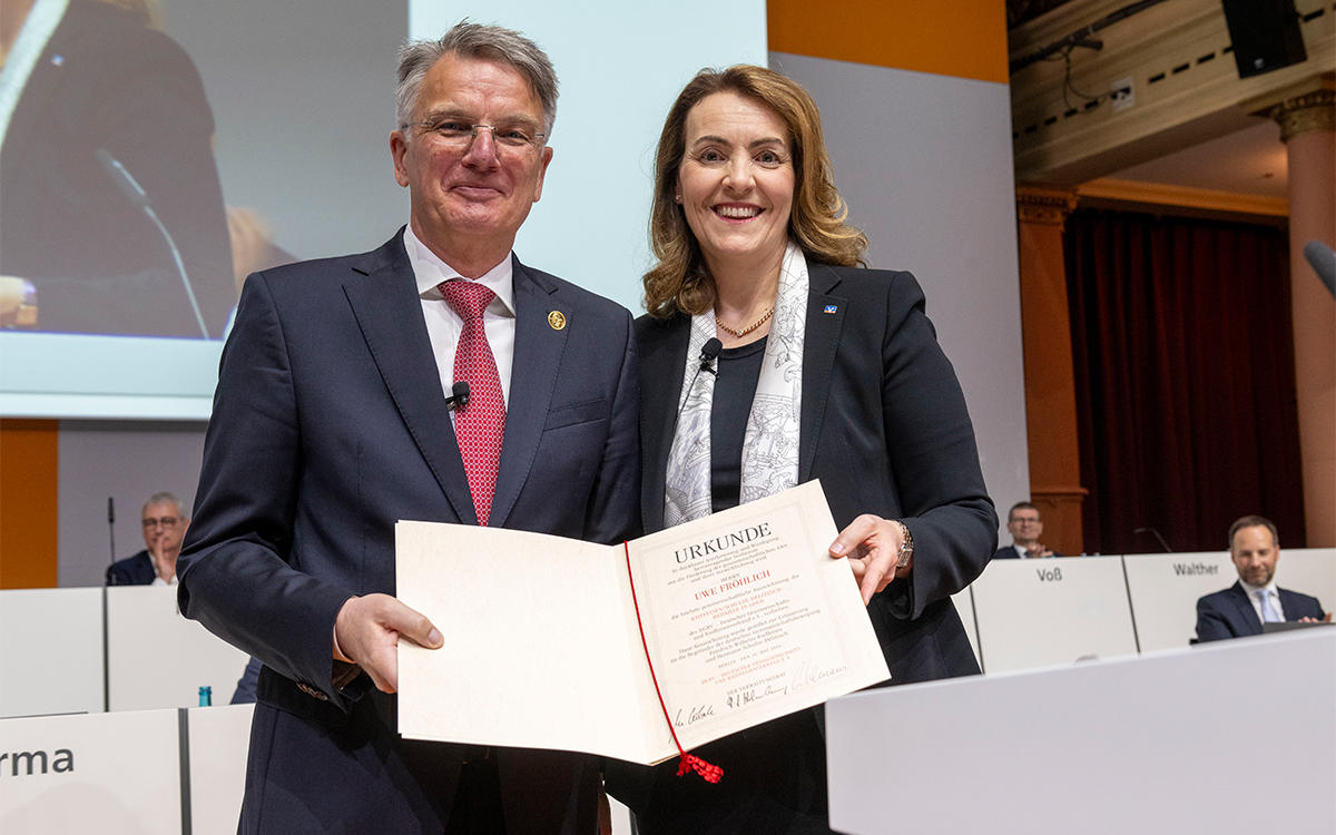 Feierlich wurde Uwe Fröhlich Mitte des Jahres in den Ruhestand verabschiedet. Sehr viele Jahre wirkte er an entscheidenden Positionen der genossenschaftlichen FinanzGruppe – davon viele Jahre als Präsident des BVR und jüngst als Co-Vorstandsvorsitzender der DZ BANK. BVR-Präsidentin Marija Kolak dankte Fröhlich im Namen der gesamten genossenschaftlichen FinanzGruppe und verlieh ihm die höchste genossenschaftliche Auszeichnung – die Raiffeisen/Schultze-Delitzsch-Medaille des DGRV in Gold.