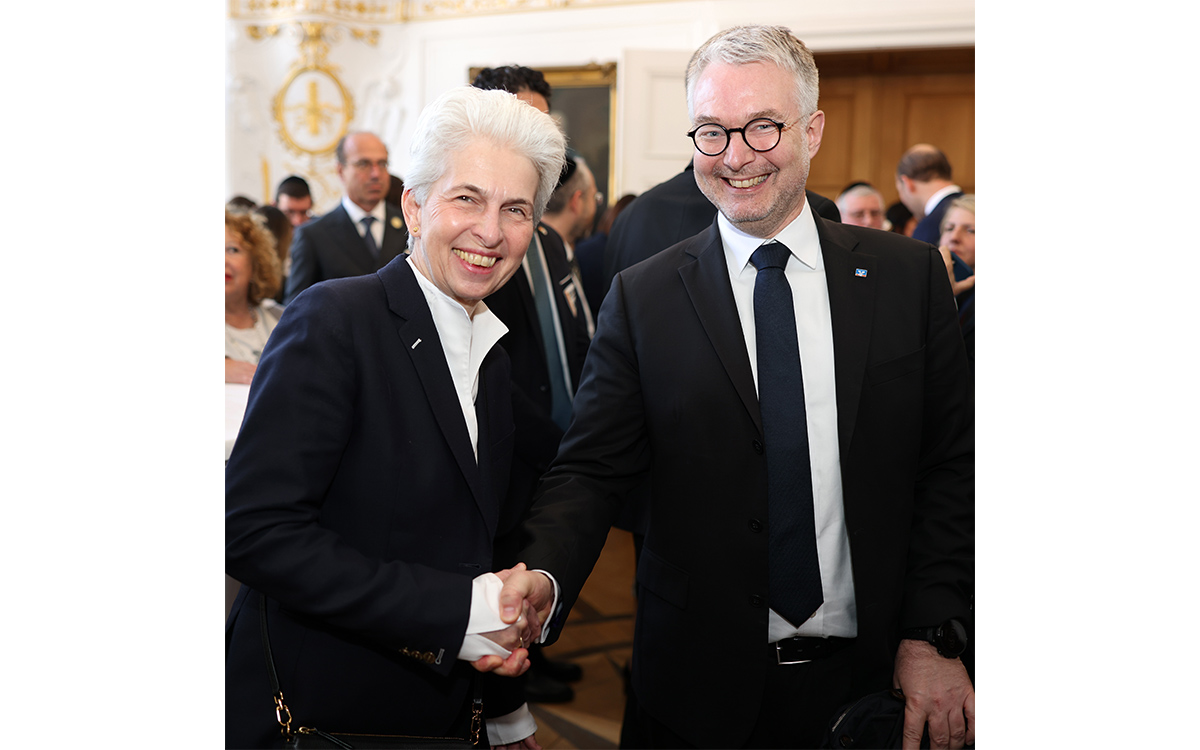 Karlspreis 2024: FDP-Politikerin und Mitglied des Europäischen Parlaments Marie-Agnes Strack-Zimmermann mit BVR-Vorstand Daniel Quinten.