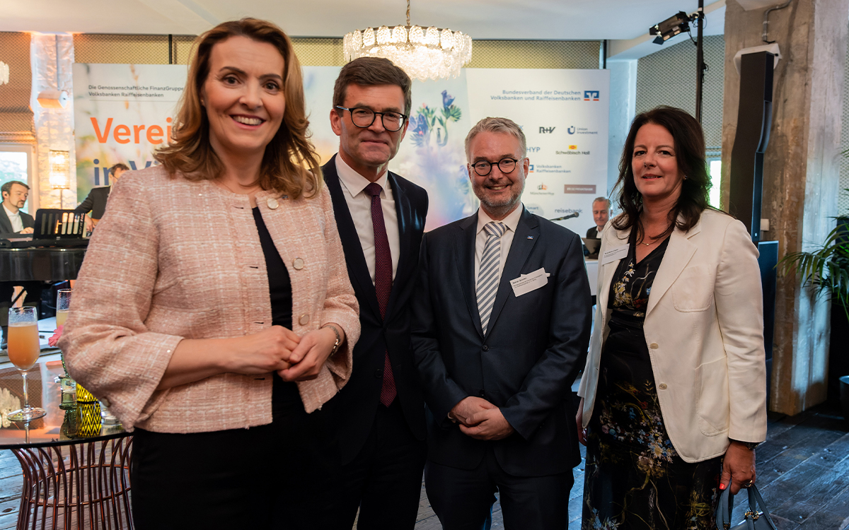 „Vereint in Vielfalt“, lautete das Motto des BVR-Frühlingsfestes Mitte Mai 2024 in Berlin. Rund 400 Gäste aus Politik, Wirtschaft, der genossenschaftlichen FinanzGruppe und aus befreundeten Verbänden trafen sich zum Austausch im SoHo House Berlin. Gastredner war Heiko Thoms, Staatssekretär im Bundesministerium der Finanzen – hier zu sehen mit dem gesamten BVR-Vorstand.