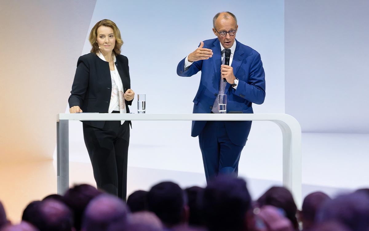 Im anschließenden Gespräch mit BVR-Präsidentin Marija Kolak sprach sich der Bundeskanzler für insgesamt weniger Regulatorik sowie einen stringenten Bürokratieabbau aus, um die Wirtschaftskraft Europas zielstrebig zu stärken.