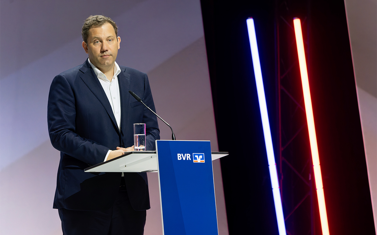 80. Bankwirtschaftliche Tagung, Juli 2025 in Berlin: Bundesfinanzminister Lars Klingbeil hob in seiner Rede die besondere Bedeutung der Genossenschaftsbanken in Deutschland hervor. Die Institute seien nicht nur Stabilitätsanker des Finanzsystems, sondern auch verlässliche Partner vor Ort – mit regionaler Nähe und gesellschaftlichem Engagement. „Ohne Sie wäre unser Land wesentlich ärmer, als das heute der Fall ist“, sagte Klingbeil.