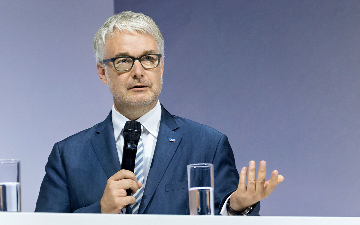 80. Bankwirtschaftliche Tagung, Juli 2025 in Berlin: „Es ist noch einiges da zum Aufräumen“, betonte BVR-Vorstand Daniel Quinten mit Blick auf die Bankenregulierung. Wichtig sei, dass kleinere Banken nicht pauschal, sondern sinnvoll und angemessen reguliert werden. Quinten warb auf der BWT dafür, neben dem Kriterium der Finanzstabilität auch den Aspekt der Wettbewerbsfähigkeit als zentrales Leitmotiv der Bankenregulierung zu ergänzen: „Wir sollten dies als gleichberechtigtes Mandat etablieren.“