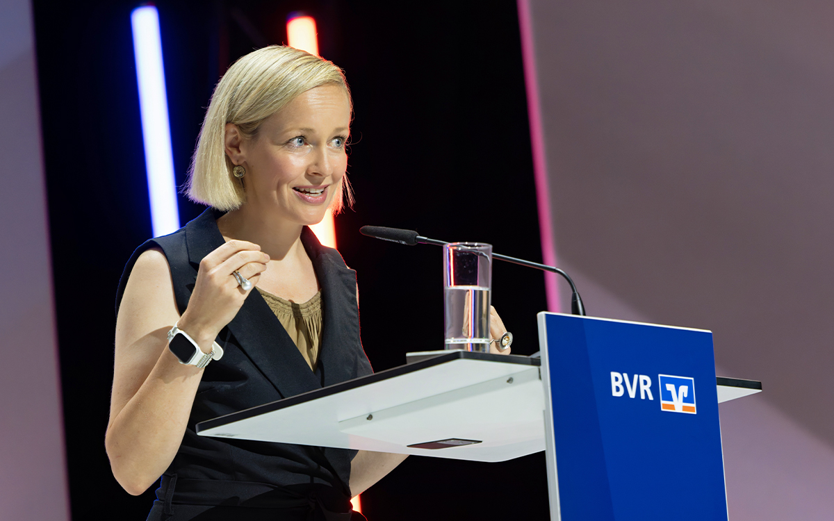 80. Bankwirtschaftliche Tagung, Juli 2025 in Berlin: Die derzeitige Bundesdatenschutzbeauftragte Prof. Dr. Louisa Specht-Riemenschneider zeigte, dass Datenschutz nicht nur Bremse sein muss, sondern auch den Fortschritt in Wirtschaft und Gesellschaft befördern kann. „Wir müssen in diesem Land aufhören, darüber zu sprechen, was eigentlich alles nicht geht – und anfangen, darüber zu sprechen, was alles geht“, empfahl Specht.