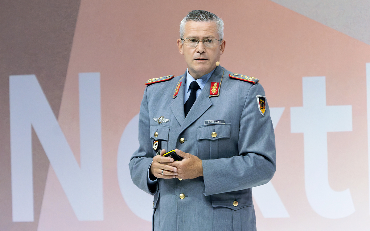 80. Bankwirtschaftliche Tagung, Juli 2025 in Berlin: Generalleutnant André Bodemann, Stellvertreter des Befehlshabers des Operativen Führungskommandos der Bundeswehr und Kommandeur Territoriale Aufgaben, sprach über hybride Bedrohungslagen und den Weg zu größerer Resilienz. „Wir brauchen Sie nicht als Soldaten. Wir brauchen Sie, damit die Gesellschaft auch in Krisen- oder Kriegszeiten funktioniert“, wendete er sich an die versammelten Bankvorstände.