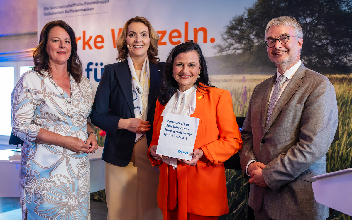 Frühlingsfest des BVR, Mai 2025 in Berlin: Der gesamte BVR-Vorstand um Marija Kolak (2. von links), Tanja Müller-Ziegler (links) und Daniel Quinten (rechts) zusammen mit Gitta Connemann, Bundesvorsitzende der Mittelstands- und Wirtschaftsunion sowie Parlamentarische Staatssekretärin im Bundesministerium für Wirtschaft und Energie.