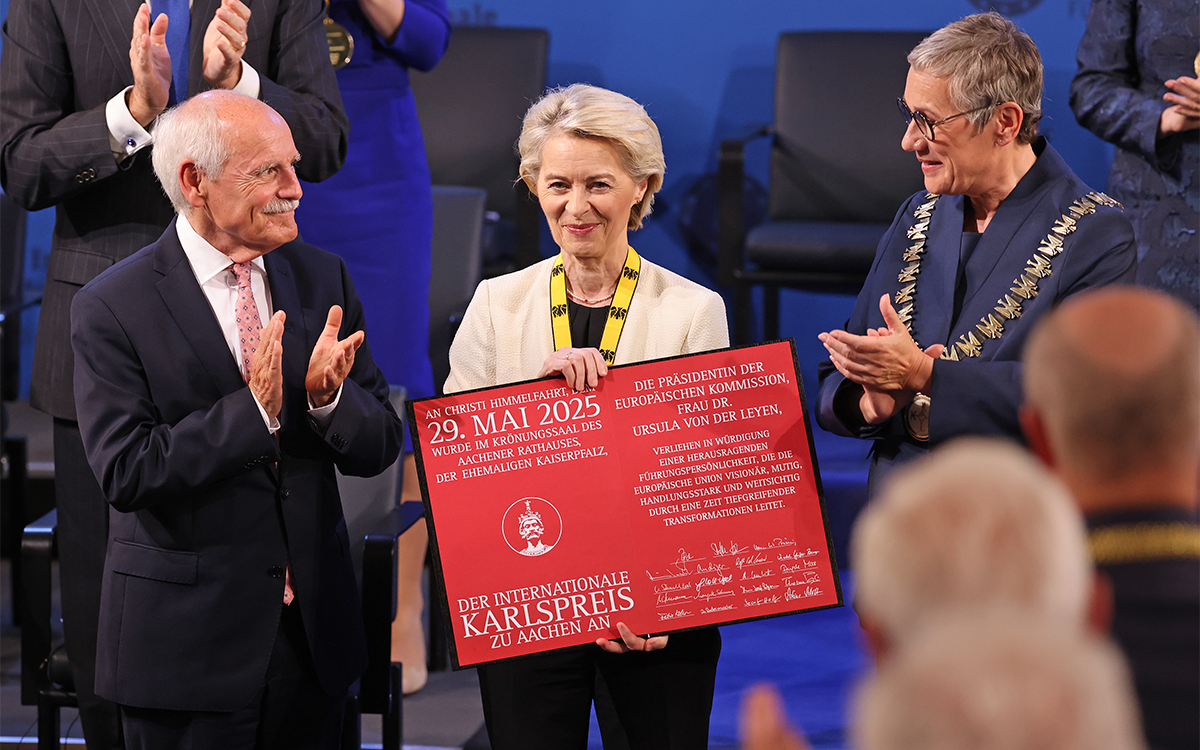 Karlspreis 2025, 29. Mai in Aachen: Verleihung des Internationalen Karlspreises an die Präsidentin der Europäischen Kommission, Dr. Ursula von der Leyen. Gewürdigt wird damit ihr Einsatz für den Zusammenhalt Europas in Krisenzeiten, ihre Führungsstärke in der Pandemie, bei der europäischen Reaktion auf den russischen Angriffskrieg gegen die Ukraine sowie für ihren strategischen Weitblick beim Green Deal und der digitalen Transformation. Unterstützt wurde die Veranstaltung von den Volksbanken und Raiffeisenbanken.