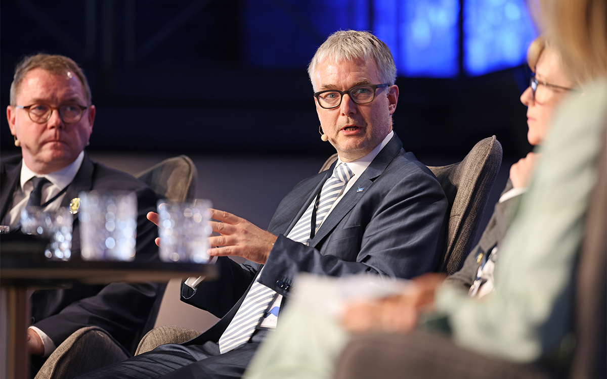 Karlspreis 2025, 29. Mai in Aachen: Beim Europa-Forum diskutierten hochrangige Vertreterinnen und Vertreter aus Politik, Wirtschaft und Zivilgesellschaft über Europas Zukunft in einem geopolitisch wie wirtschaftlich fordernden Umfeld. Für den BVR nahm Vorstandsmitglied Daniel Quinten teil. „Was wir brauchen, ist ein regulatorischer Rahmen, der unternehmerische Initiative ermöglicht, statt sie zu blockieren“, unterstrich Quinten in der Diskussion.