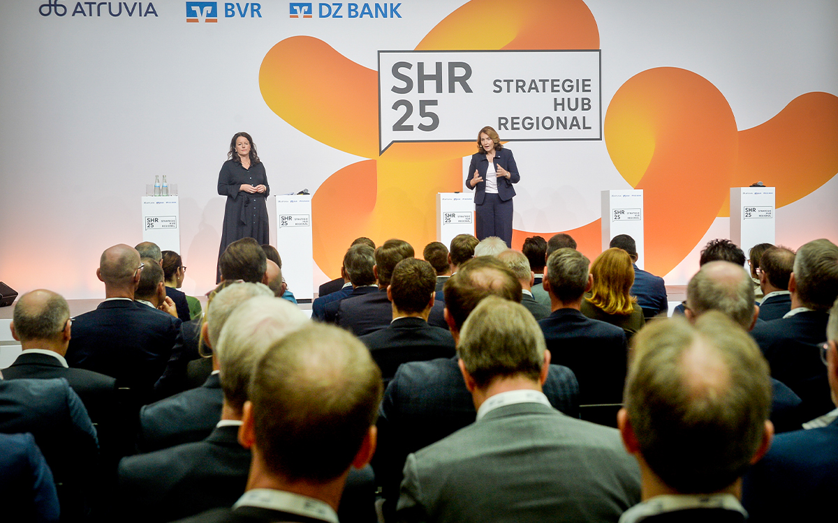 Auf dem Strategie-Hub Regional 2025 zeigte die genossenschaftliche FinanzGruppe, wie sie geschlossen Kurs hält: mit unbedingter Kundenzentrierung, mehr digitaler Stärke und abgestimmten Strategien. Hier: BVR-Präsidentin Marija Kolak (rechts) und BVR-Vorständin Tanja Müller-Ziegler bei der Veranstaltung in Düsseldorf im Herbst 2025.
